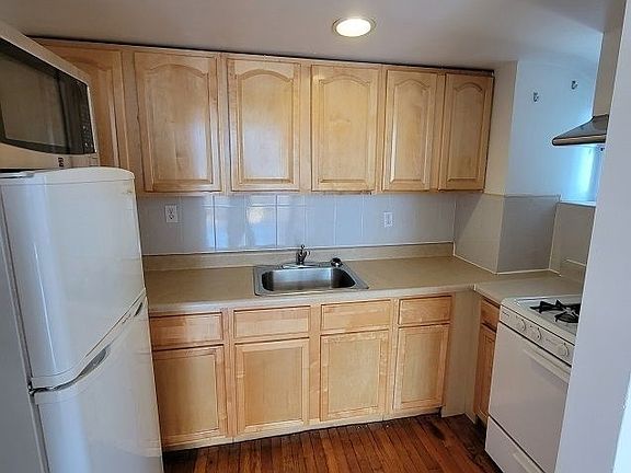 5th image of 165 Henry St APT 605