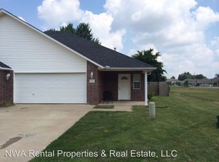 2300 W Skyler Dr, Fayetteville, AR 72703