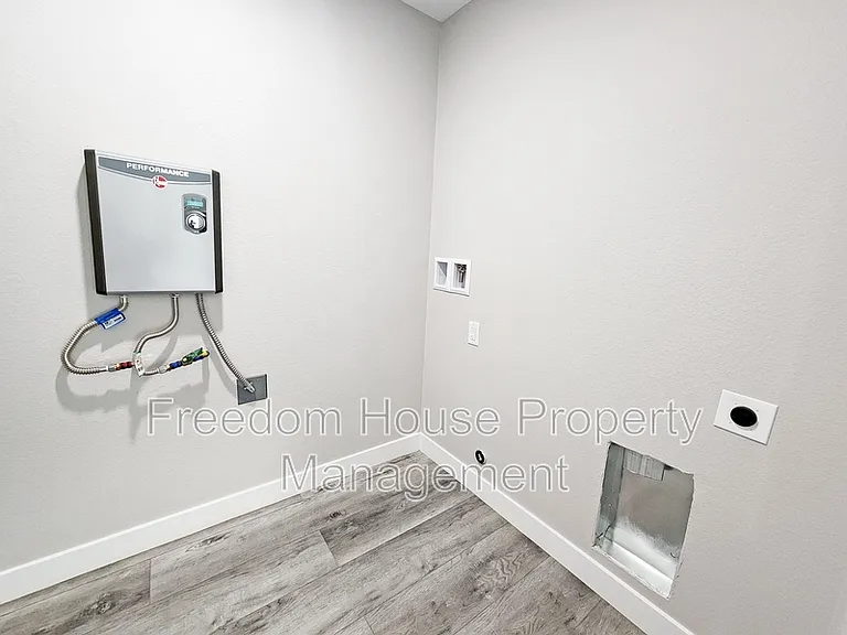 581 Valiant Ave — Photo 14