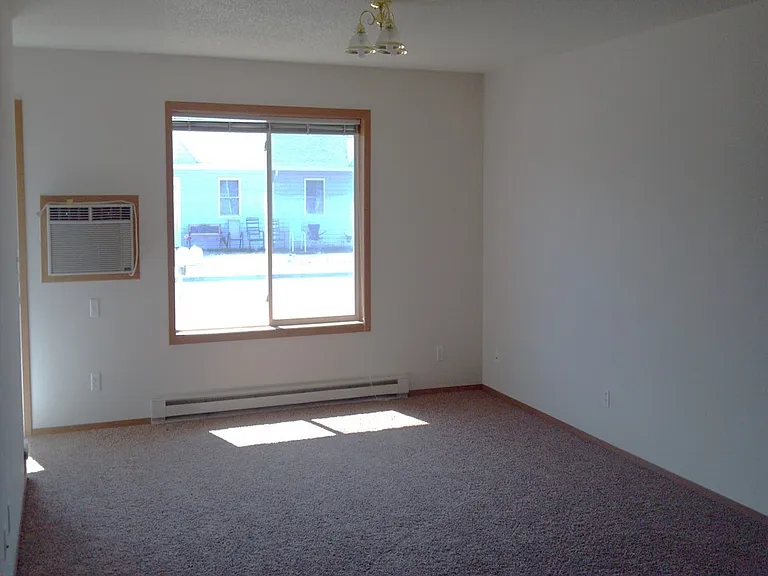 605 - 606 E Spruce Court — Photo 4