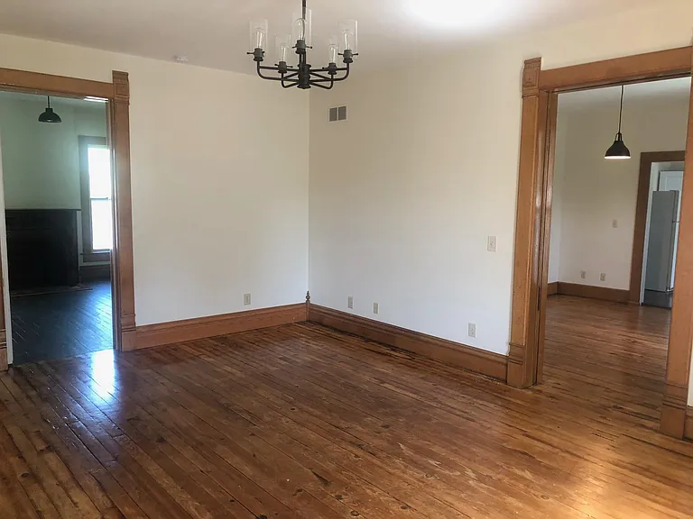 325 E University St — Photo 8