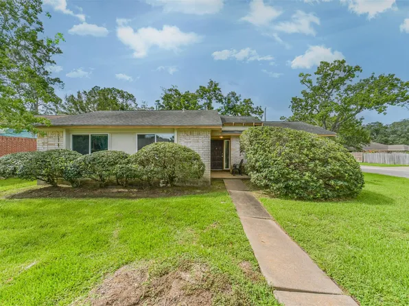 1749 Dolphin Dr, Seabrook, TX 77586