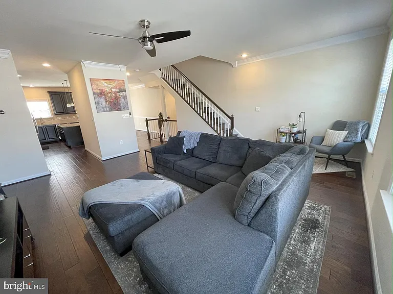 706 Bunker Ln — Photo 3