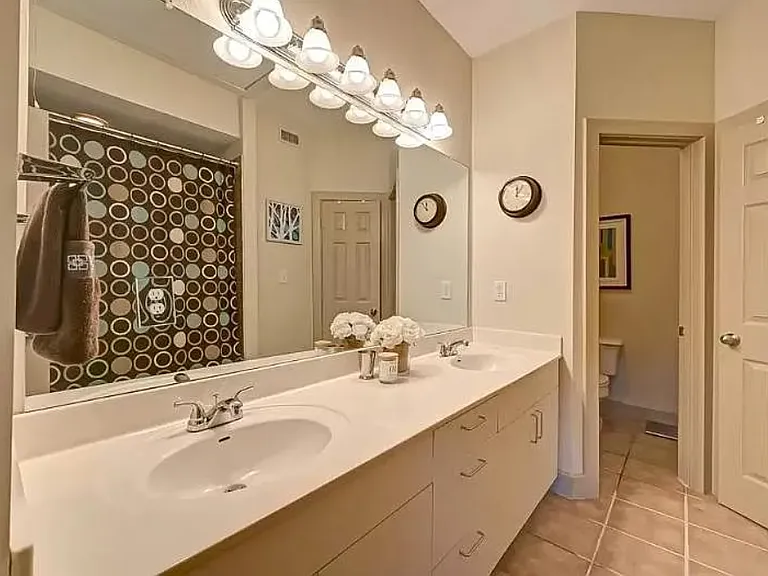1618 Elgin St #10 — Photo 6