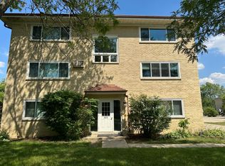 305 9th St #2B, Wheeling, IL 60090