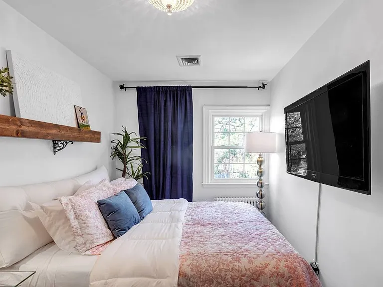 Upstairs Queen size bedroom