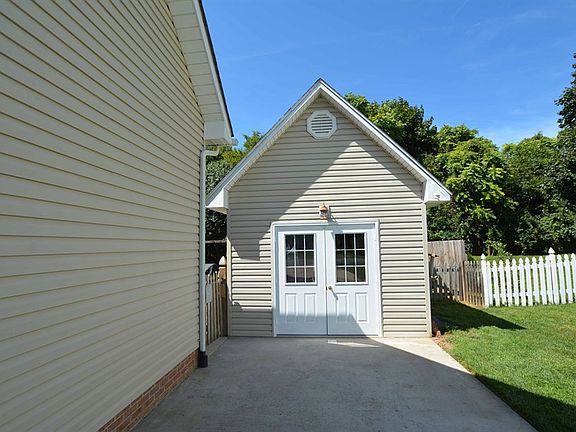 3rd image of 121 Hermitage Blvd