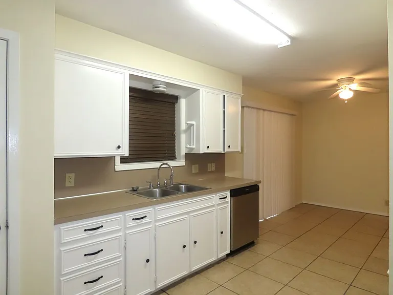 805 Corey Dr — Photo 6