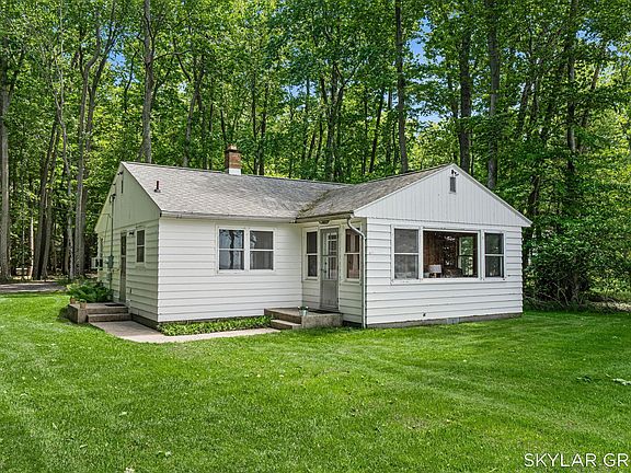 5th image of 2121 N Scenic Dr