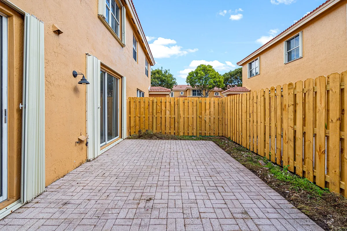 Building Photo - 8520 NW 139th Ter #1602