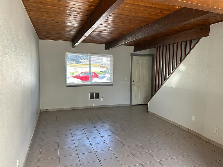 950 NW Hobart Ave — Photo 6