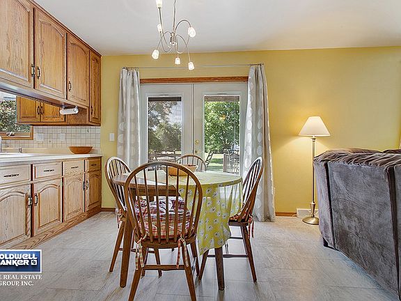 Dining area w/doors to deck