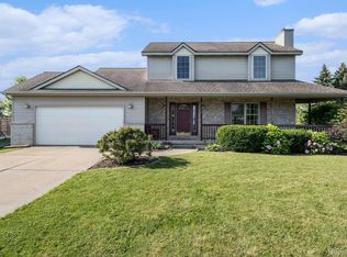 6148 Tree Line Dr, Grand Blanc, MI 48439