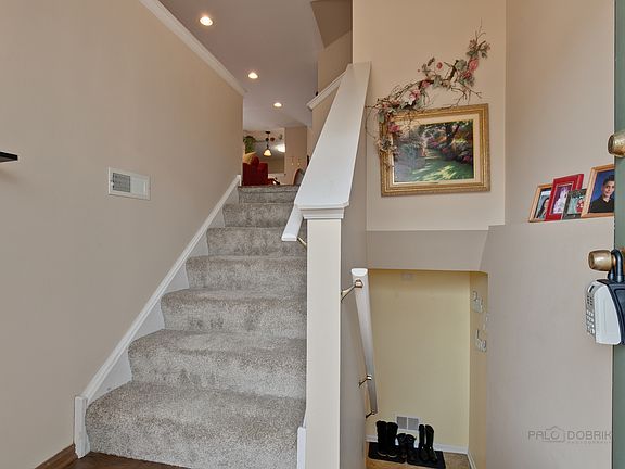 4th image of 425 Holiday Ln #425