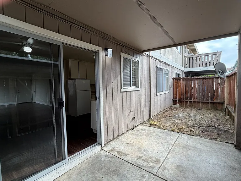 Sharis Apartments — Photo 20