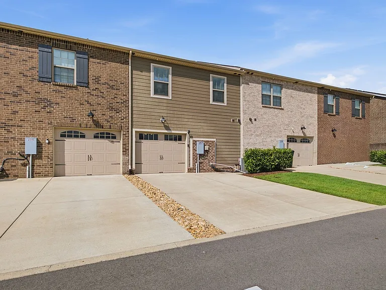 257 Claremont Ct — Photo 33