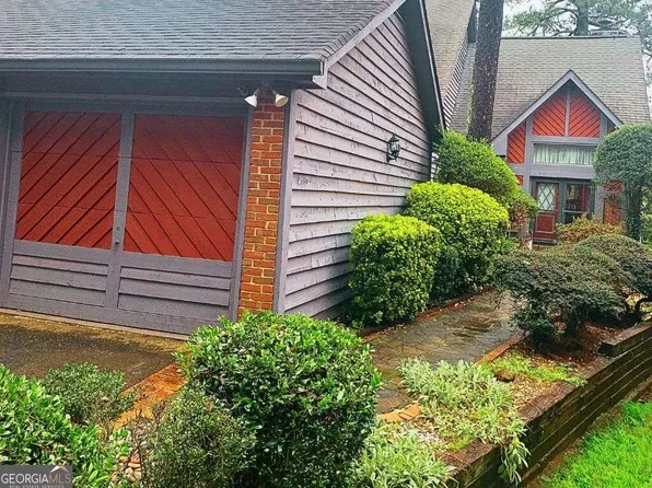 5079 Highland Hills Ct, Stone Mountain, GA 30088