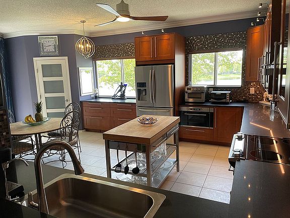 Chef’s Kitchen w/Center Isle