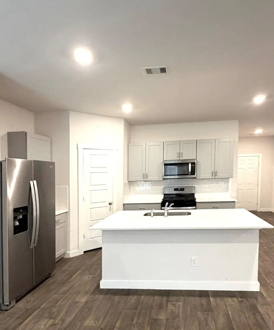 4 bed, 3.0 bath, 2164 sqft, $2,100 — Photo 2