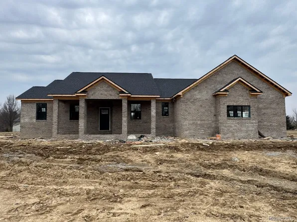 4104 Carriage Hill Dr, Metamora, MI 48455