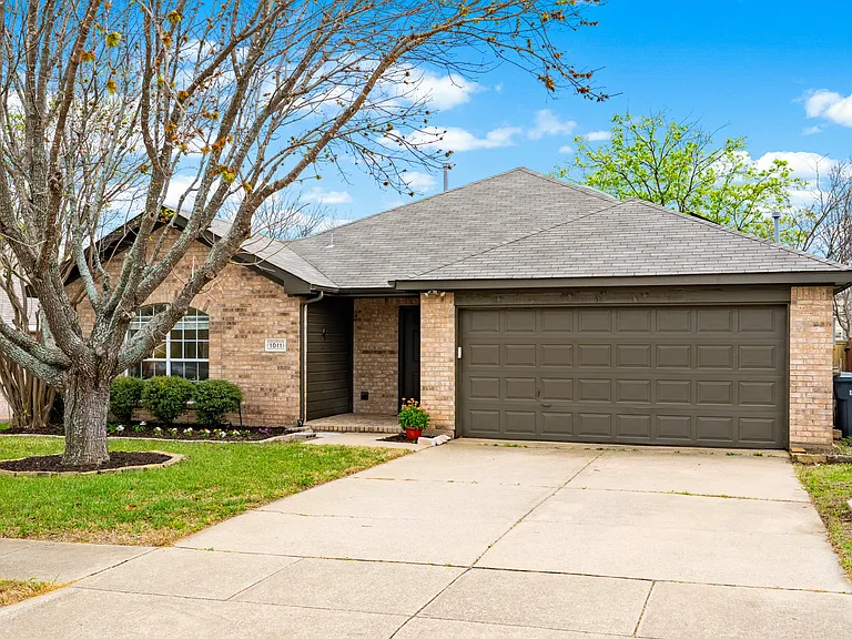 1011 Ridgecrest Dr — Photo 1