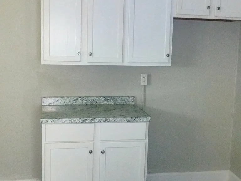 2465 Lawton Ave — Photo 12