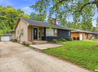 3221 N Twelve Oaks Dr, Peoria, IL 61604