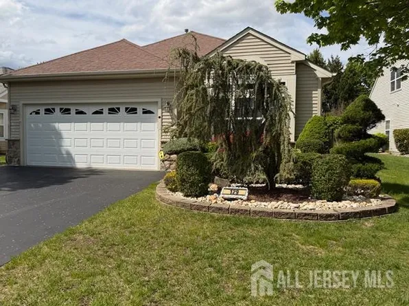 129 Valencia Dr, Monroe Township, NJ 08831