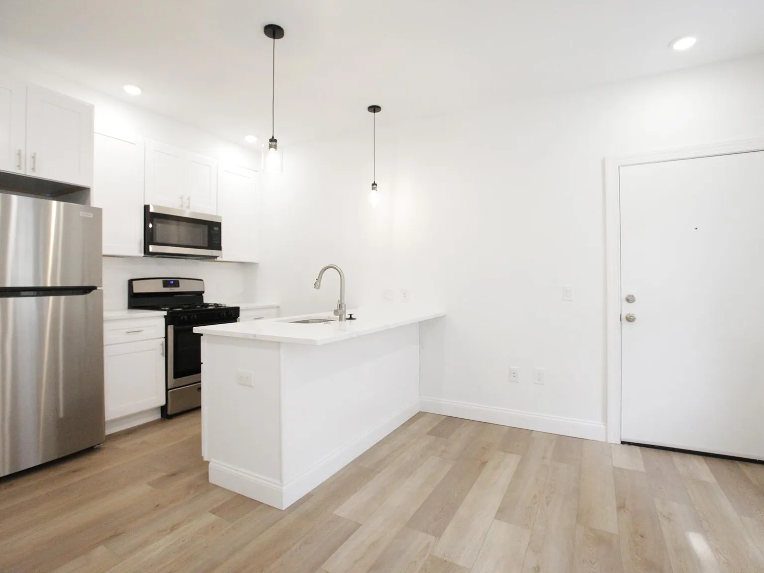 2 bed, 675 sqft, $2,100 — Photo 2
