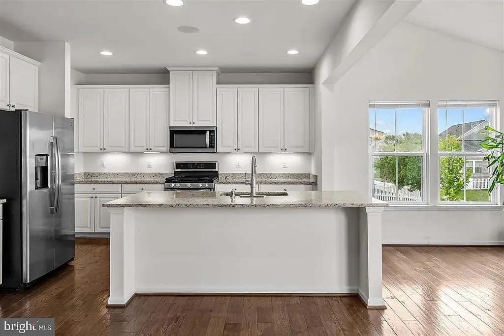 4 bed, 3859 sqft, $3,000 — Photo 3