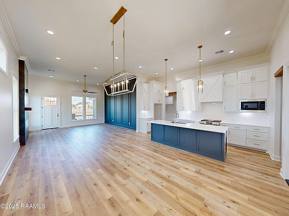 5th image of 138 Lakes Edge Dr