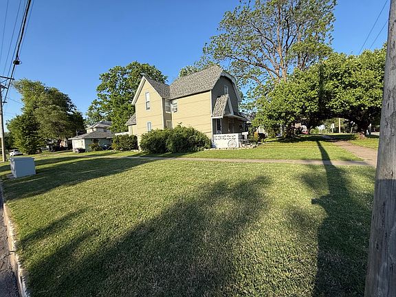 3rd image of 330 W 3rd St