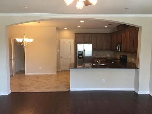 3rd image of 925 Shelby Ln