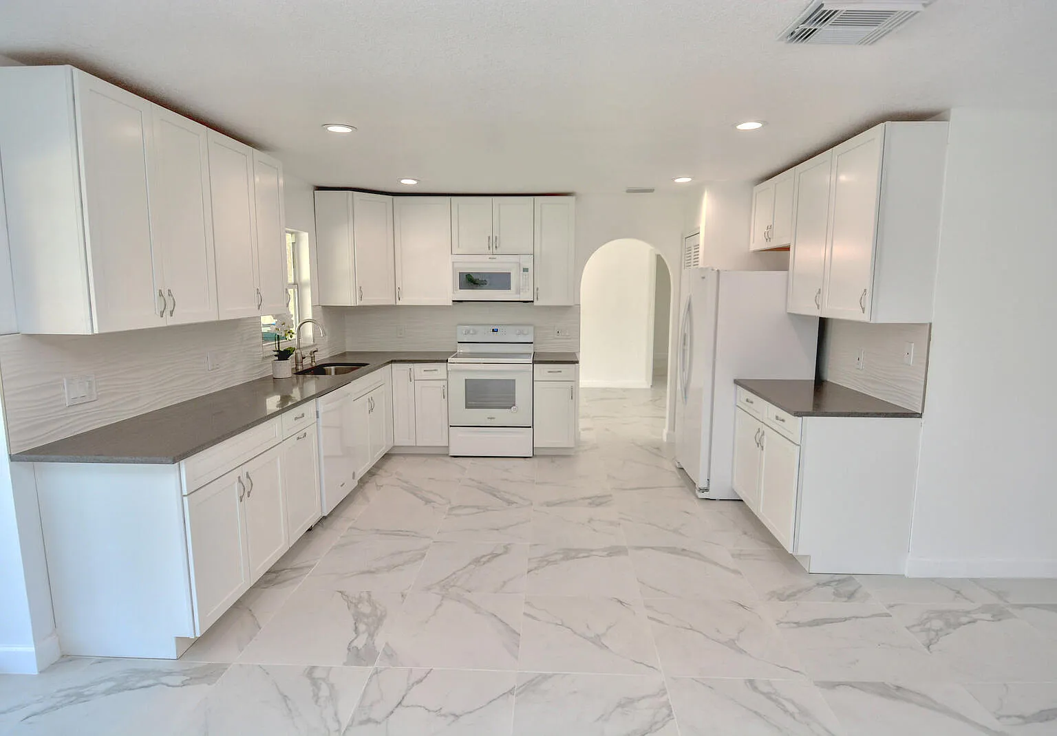 3 bed, 2.0 bath, 1752 sqft, $3,300 — Photo 4