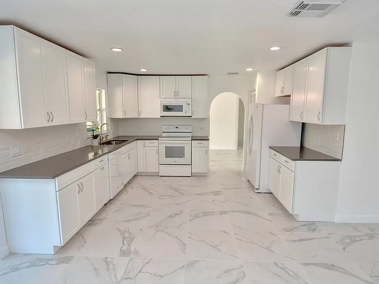 943 SE Browning Ave — Photo 4