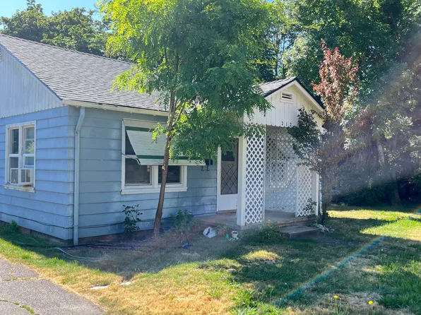 212 Park St, Rogue River, OR 97537