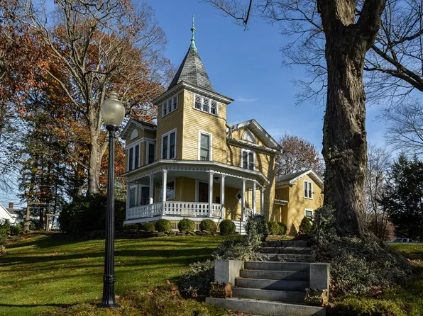 81 High St, Greenfield, MA 01301