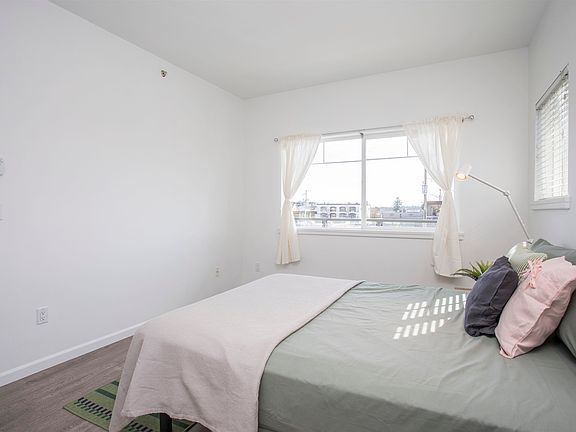 4th image of 22363 Selkirk Ave #302