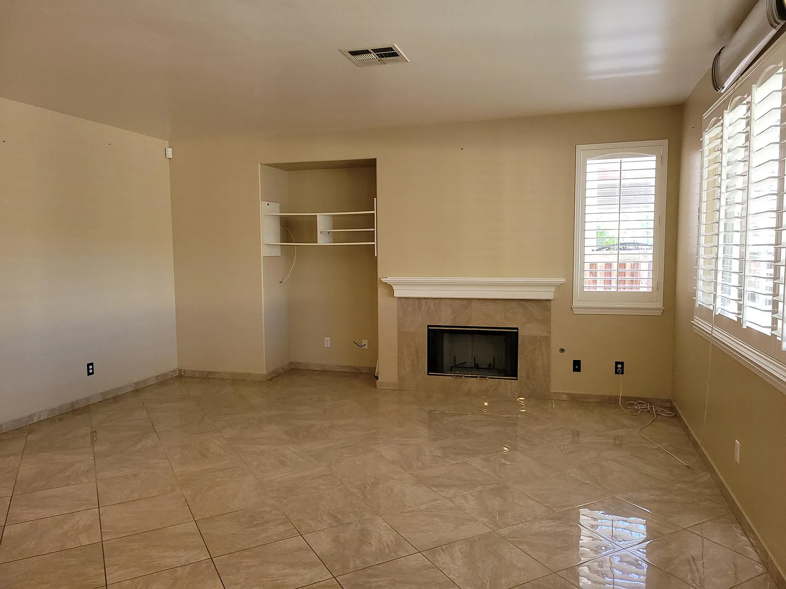 5 bed, 2761 sqft, $3,400 — Photo 3