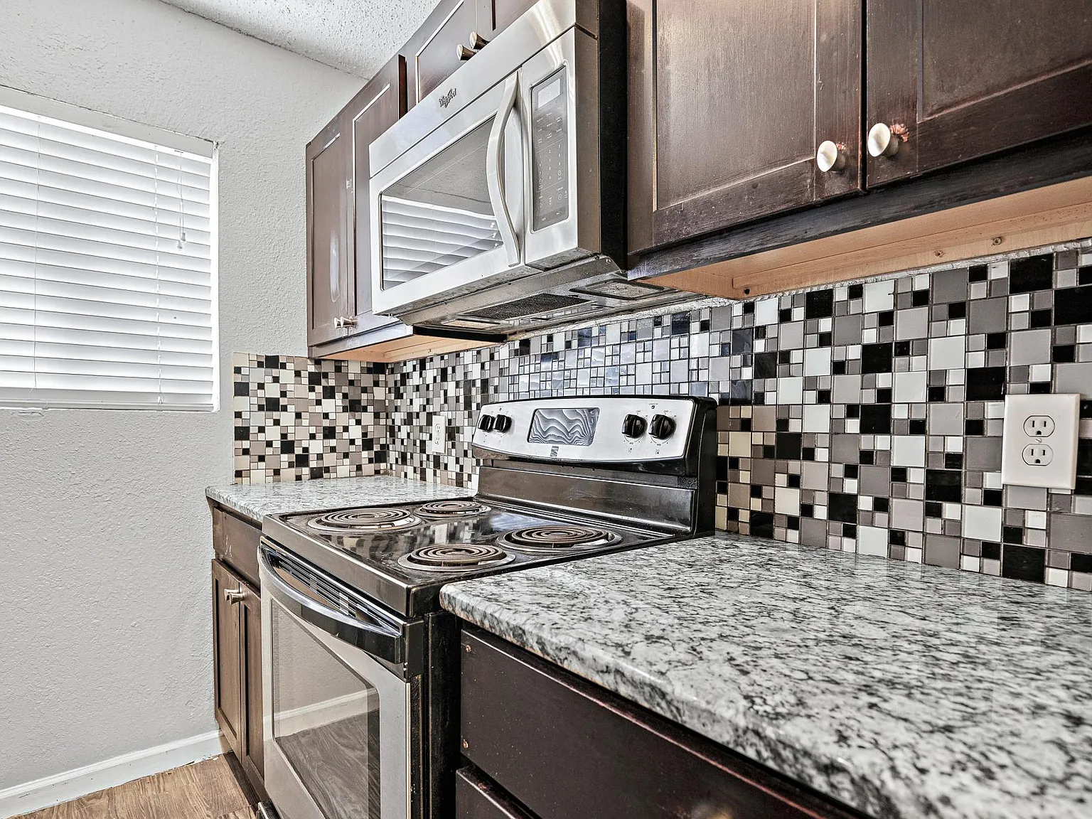 2 bed, 897 sqft, $1,238 — Photo 2
