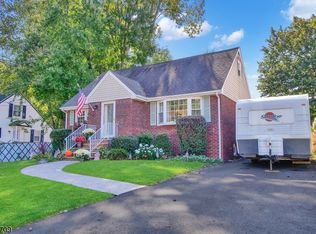 7 Chestnut St, Bloomingdale, NJ 07403