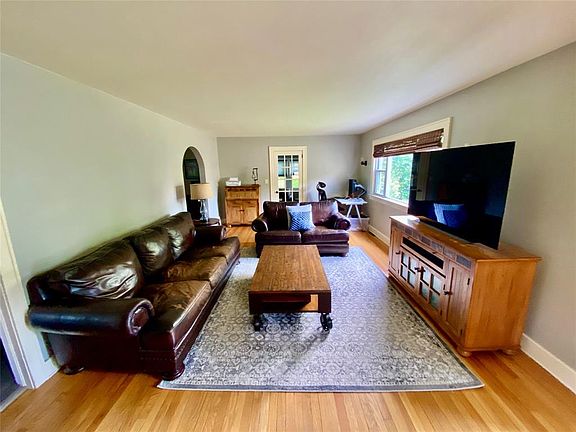 5th image of 117 Lewis St