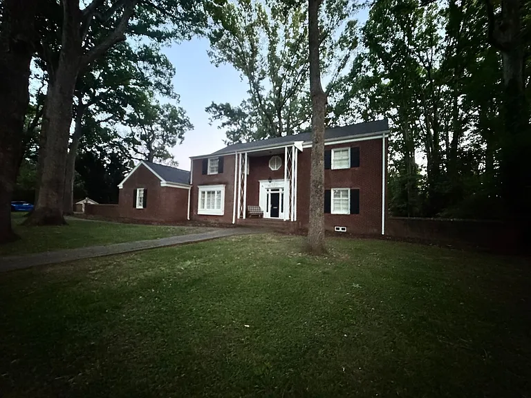 906 Crescent Cir — Photo 5