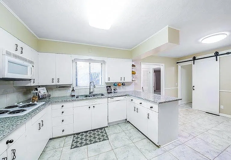 2211 W Sherwood Ave — Photo 9