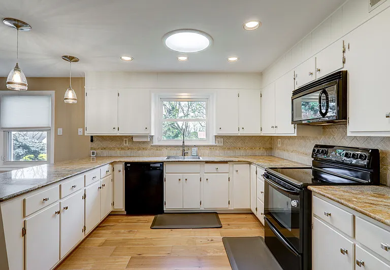 1827 Larchmont Ln — Photo 23