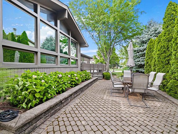 5th image of 2523 Castlewood Dr