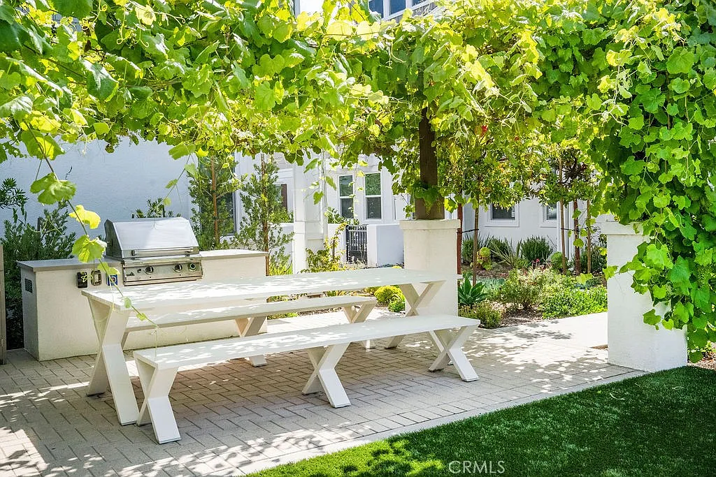 2 bed, 2.5 bath, 1683 sqft, $7,400 — Photo 2