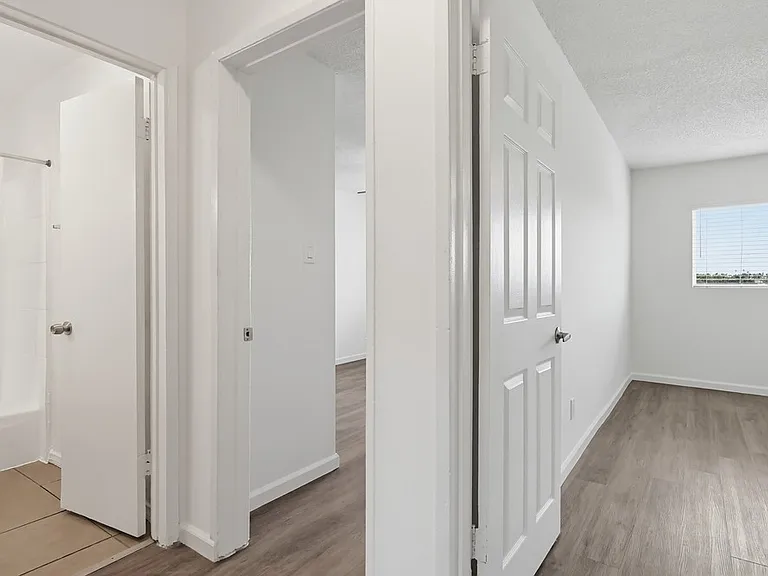 Pet Friendly Apartment Complex in South LA - Gated Parking, Laundry In-Units, Manager On-Site — Photo 15