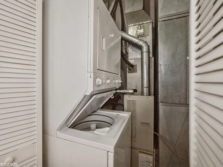 2528 N Burling St #2W — Photo 9