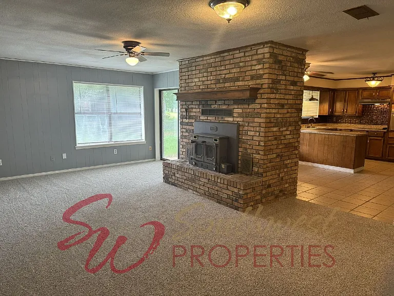 719 Diana Ln — Photo 3